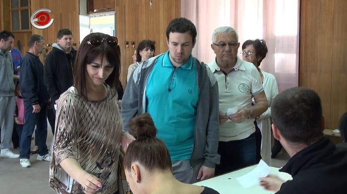 NA LICU MESTA: Ovako je bilo na pojedinim biračkim mestima u Čačku do 12 časova! (VIDEO)