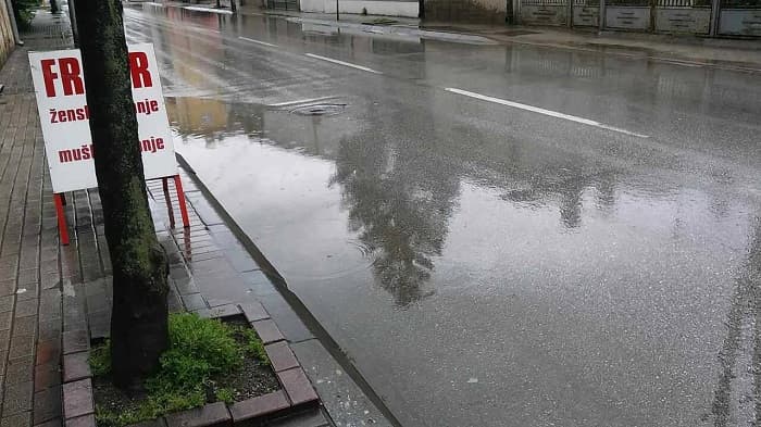 Kanalizacija se i dalje izliva u dvorišta i kuće