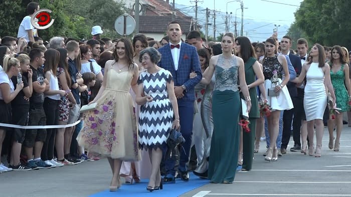Čačak: Svečani defile maturanata Ekonomske škole (VIDEO)