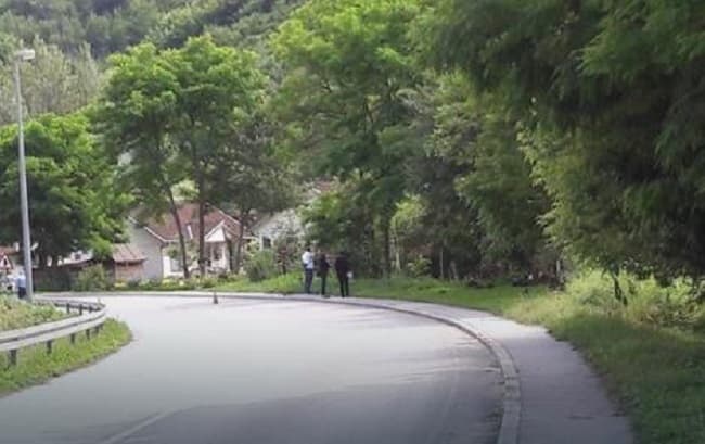 NESREĆA KOD NOVOG GORAŽDA: Motociklista iz Čačka "pokosio" troje dece na trotoaru, jedno preminulo