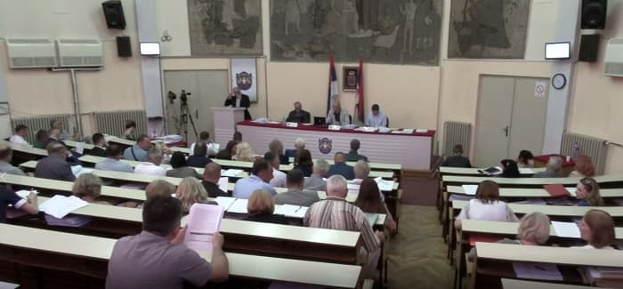 Čačak: Buran skupštinski dan! Rasprava o direktorima prekinuta!