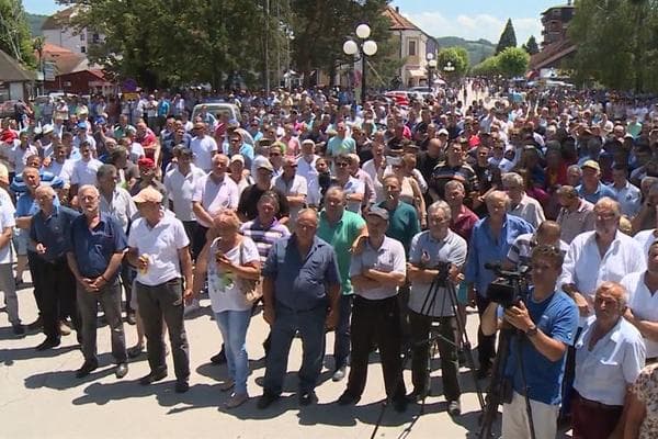 Tuča malinara i hladnjačara na protestu u Arilju