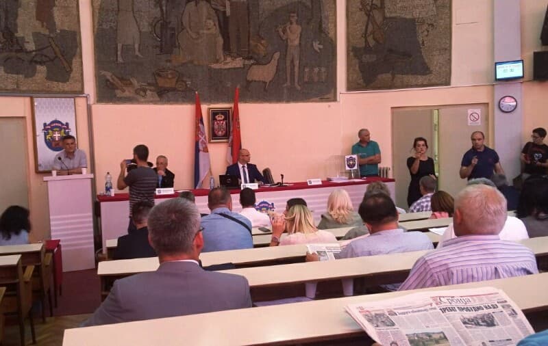 Haos u čačanskoj Skupštini: Dve govornice, tri mikrofona, više govornika