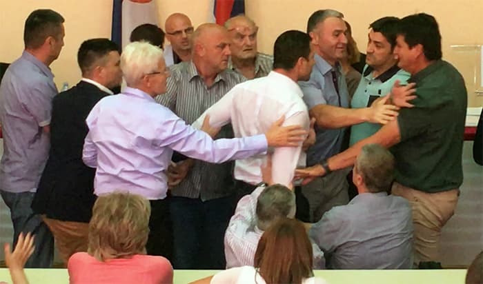 Čačak: Prekinuta sednica! Tuča u Skupštini! (VIDEO)