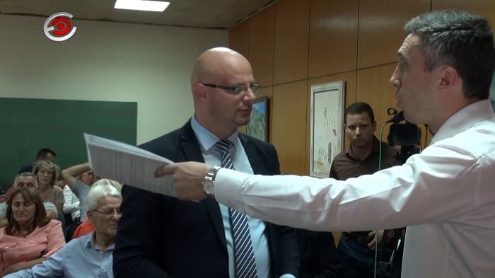 Čačak: Verbalni sukobi onemogućili nastavak sednice u Domu kulture! Odbornici nastavili rad u Skupštinskoj sali (VIDEO)