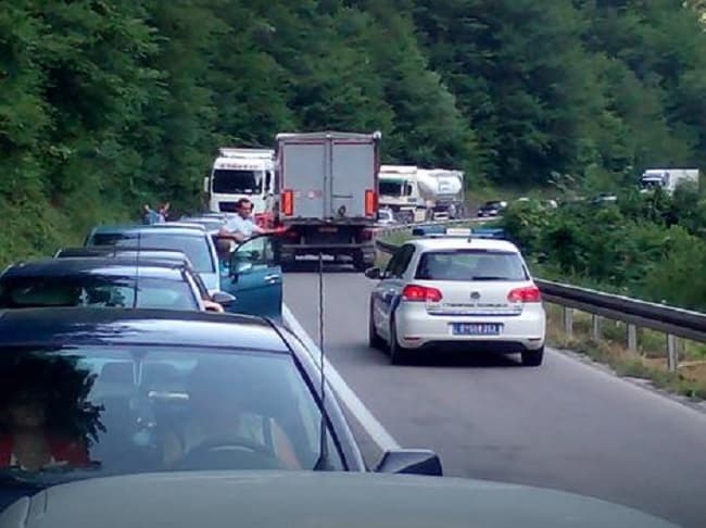 HAOS NA GRANICI SA CRNOM GOROM Kilometarske kolone, čekanje satima, bilo i TUČA!