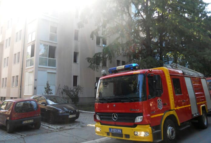 Požar u Skopskoj ulici, čovek prebačen u bolnicu