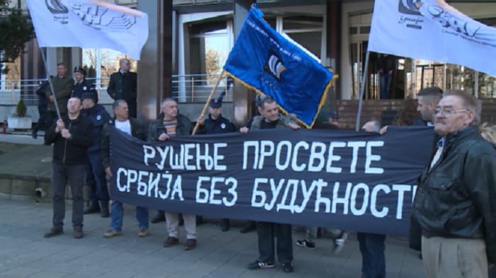 Čačak: Protest prosvetnih radnika na Gradskom trgu 1. septembra