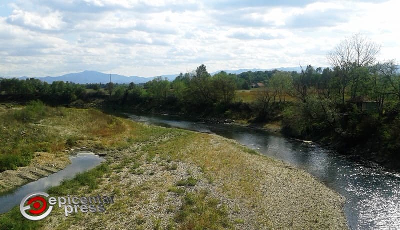 Zapadna Morava: Mostovi stoje, vode sve manje! (FOTO)