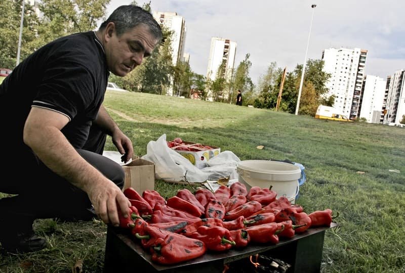 Komunalci uveliko dele kazne: Pečenje paprika na terasi ili dvorištu od sad kažnjivo!