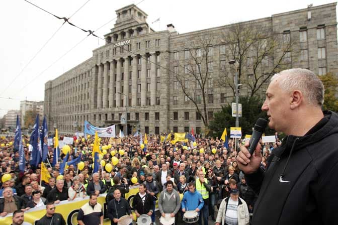 ZAVRŠEN PROTEST RADNIKA POŠTE ISPRED VLADE Okupljeni najavili potpunu obustavu rada