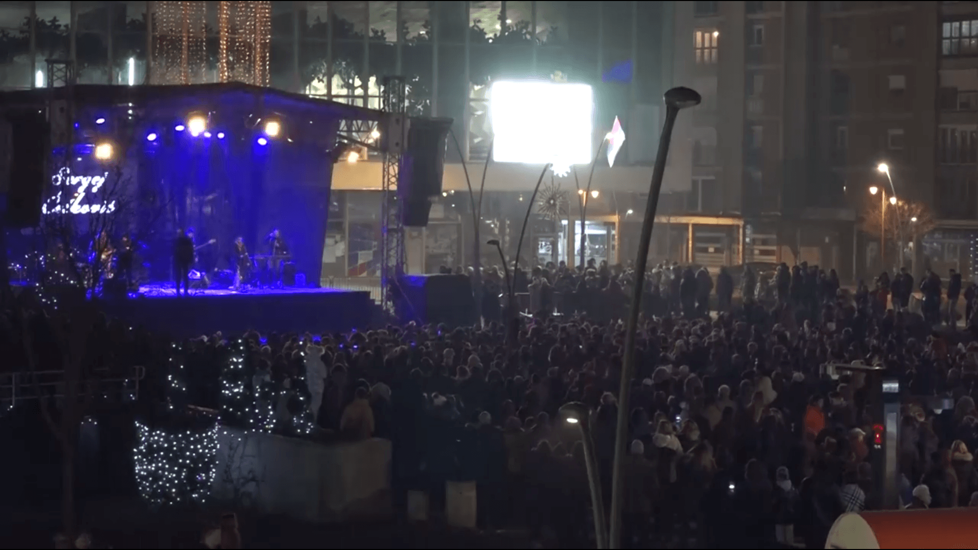Sergej Ćetković pevao pred oko 5000 Čačana! Veridba 15 minuta pre ponoći! (VIDEO)