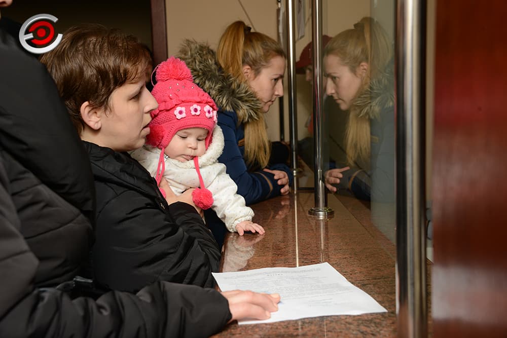 Počelo uručivanje kartica za popuste za roditelje sa troje i više dece (FOTO)