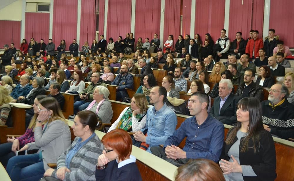 Promocija romana Nenada Gugla u prepunoj sali Skupštine grada u Čačku