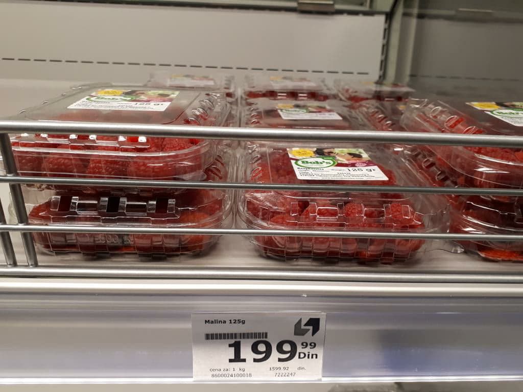 Maline iz uvoza u domaćim trgovinskim lancima 10 puta skuplje (FOTO)