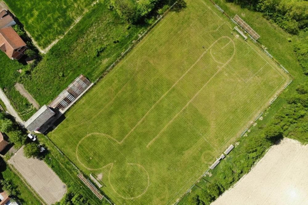 OSVETA ILI NESLANA ŠALA: Nacrtan muški polni organ preko terena za fudbal (FOTO)