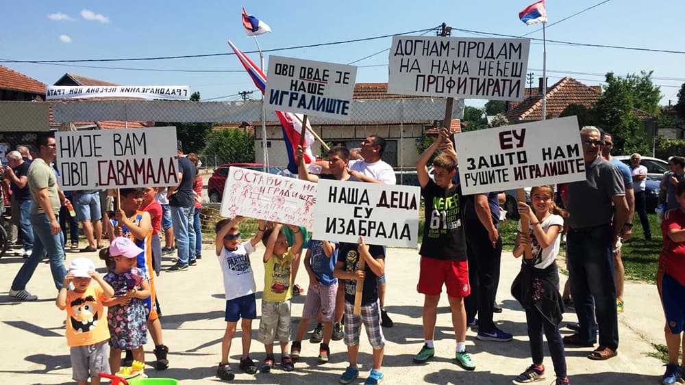 Meštani Košutnjaka poručili gradskim vlastima: Nećete nam srušiti igralište! (FOTO)