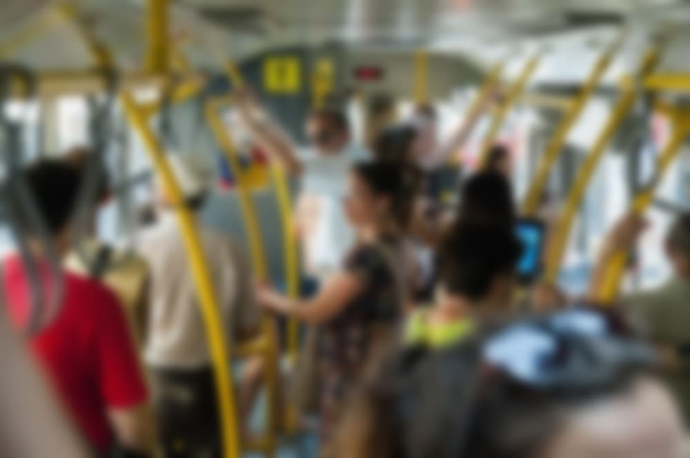 DRAMA u Čačku: Putnici isterali starca koji je mesecima napadao žene u autobusu