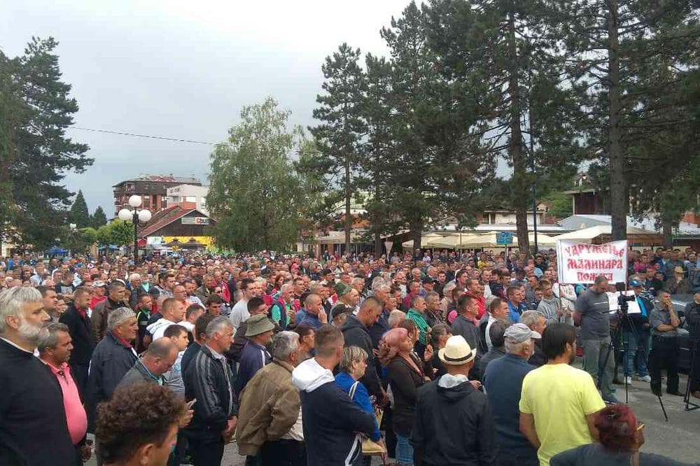 MALINARI PODIGLI ŠATOR NASRED MAGISTRALE KOD PRIJEPOLJA: Četvoro povređeno u sukobu sa policijom, saobraćaj blokiran, kolone kilometarske