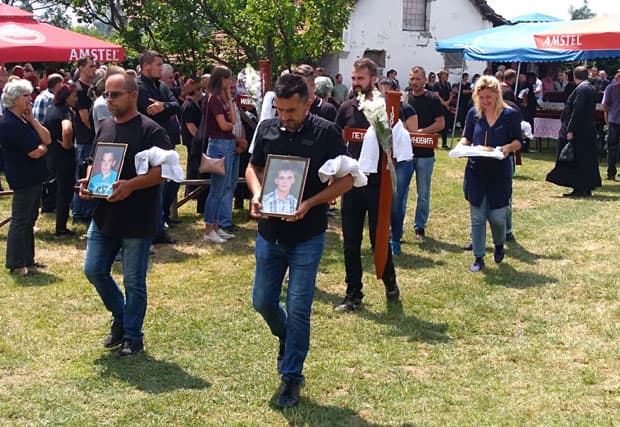 Uz Bojanin odar sin Lazar i ćerka Marija, uz jecaje ispraćeni Milija, Petar i Bojan