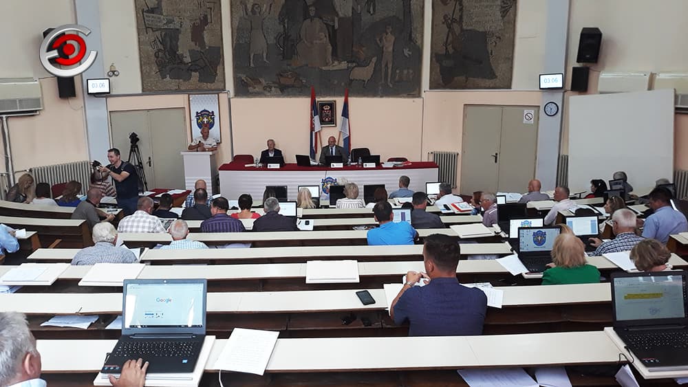 ČAČANSKI ODBORNICI POD STRESOM: Iz skupštinskih klupa pravo na Urgentno