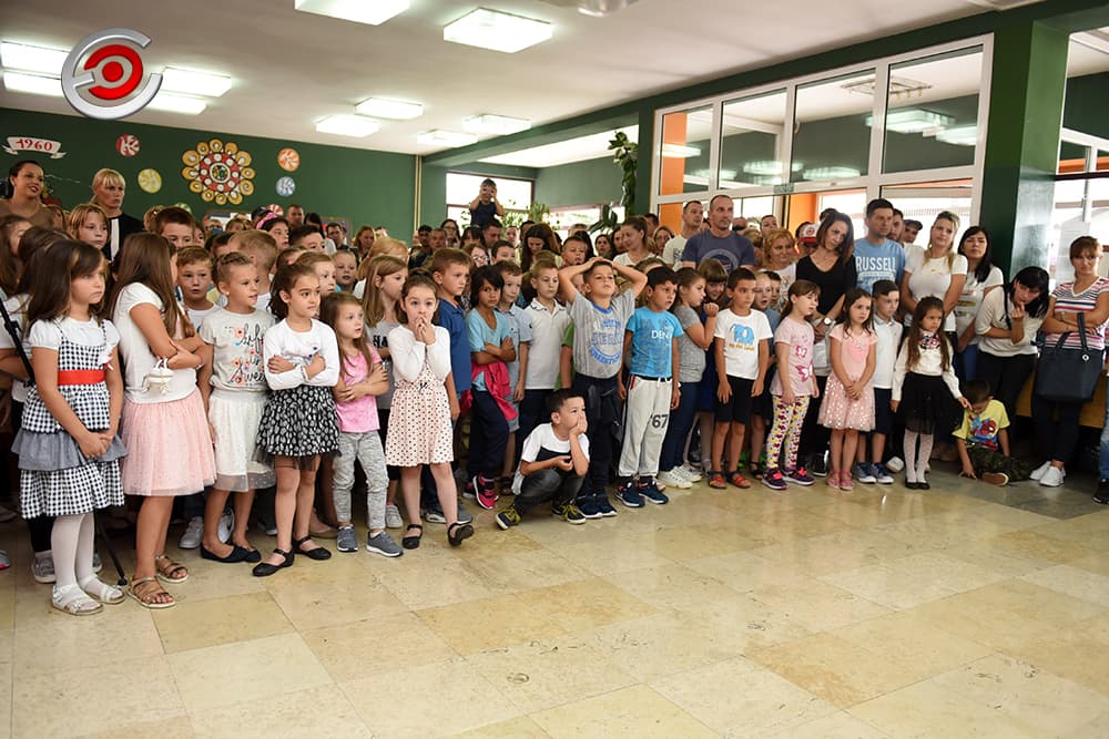 Prijem prvaka u OŠ "Tanasko Rajić": Presedan u Srbiji, oformljen razred više posle mnogo godina (FOTO)