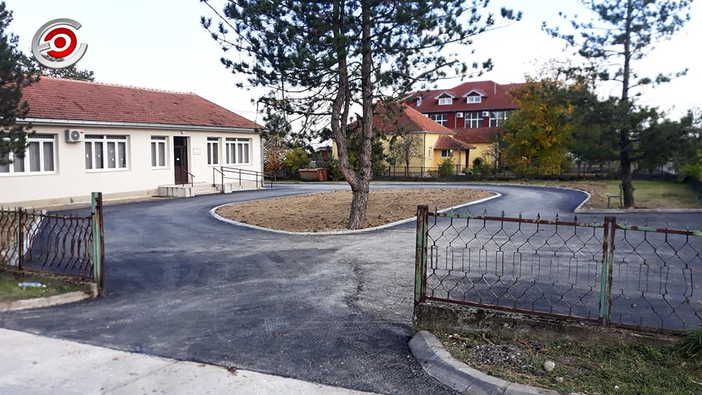 Završeno asfaltiranje prilaza ispred ambulante u Slatini (FOTO)