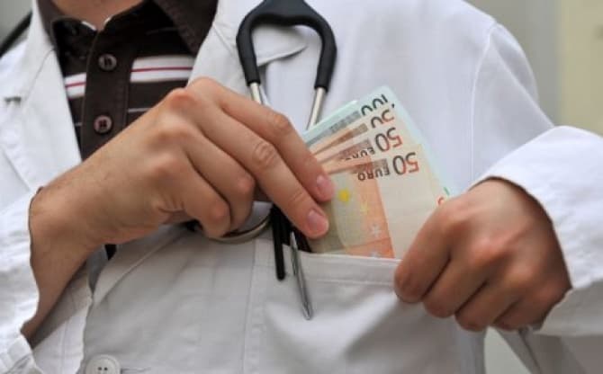 HAPŠENJE U OPŠTOJ BOLNICI U NOVOM PAZARU Lekar uzimao novac i poklone kako bi RADIO SVOJ POSAO