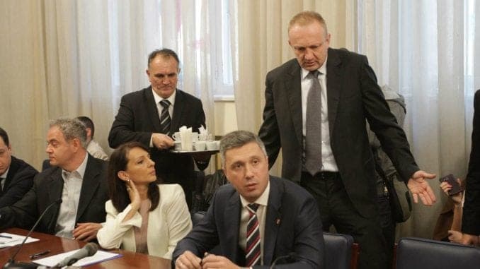 Opozicija će tražiti zabranu unošenja mobilnih na birališta i fotografisanje