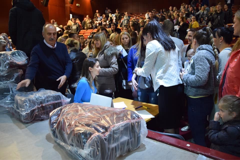 Čačak: Podeljena besplatna auto - sedišta za decu (FOTO)