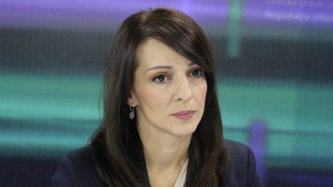 Tepić: Aktivisti SNS u Lučanima čiste štale, seku drva i nude novac za glas