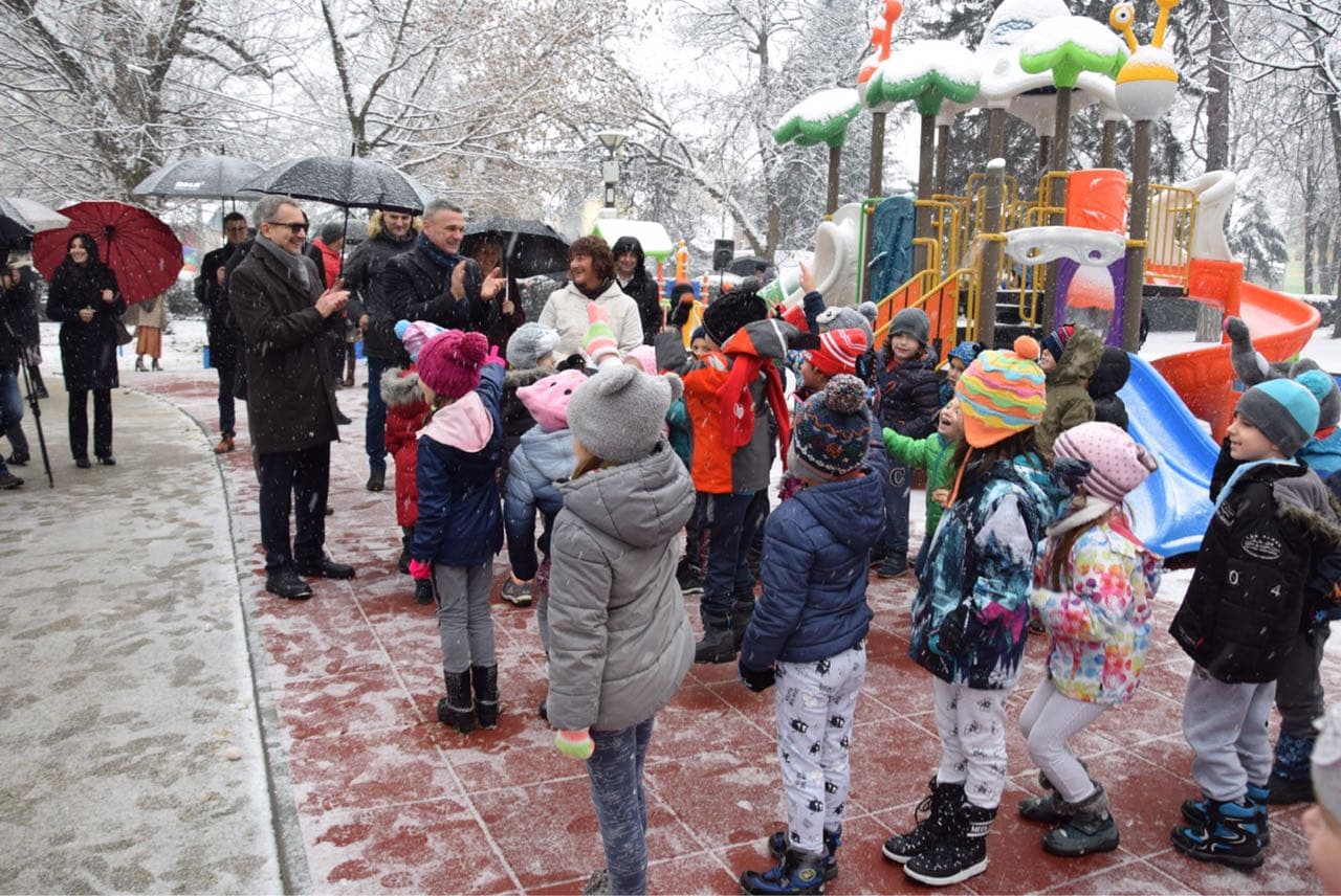 Gradski park u Čačku dobio novo najveće dečije igralište u Srbiji uz podršku NIS-a (FOTO)