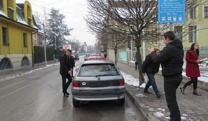 Boško Obradović došao pred policiju s kolima bez tablica, predao im "Belu knjigu" (FOTO)