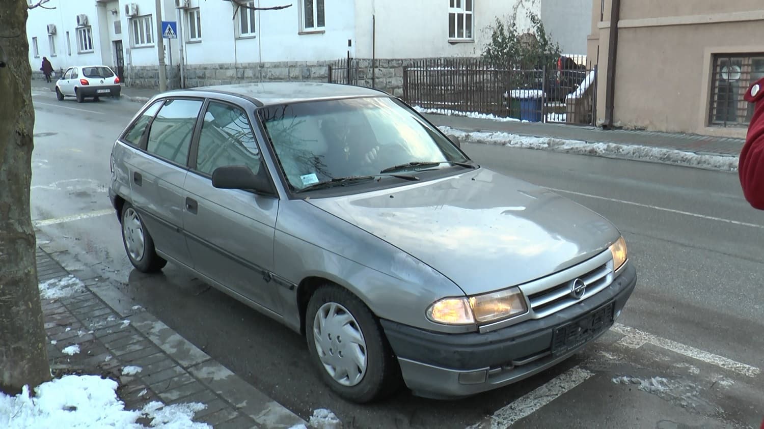 SNS: Zašto Obradović pred SUP nije došao automobilom koji vozi u Beogradu, nego starom Astrom?