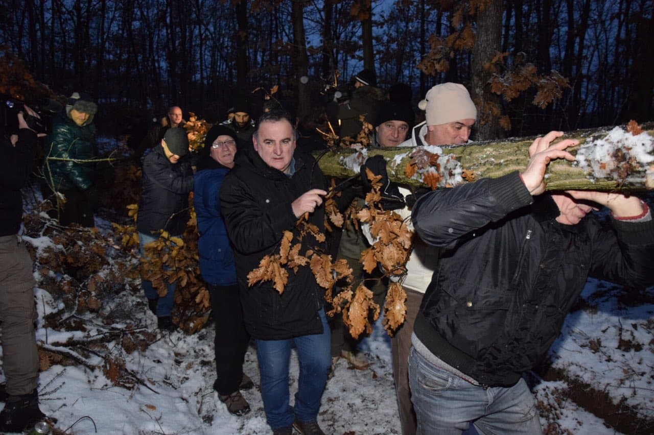 Gradsko rukovodstvo Čačka i sveštenstvo sekli badnjak u Parmencu (FOTO)