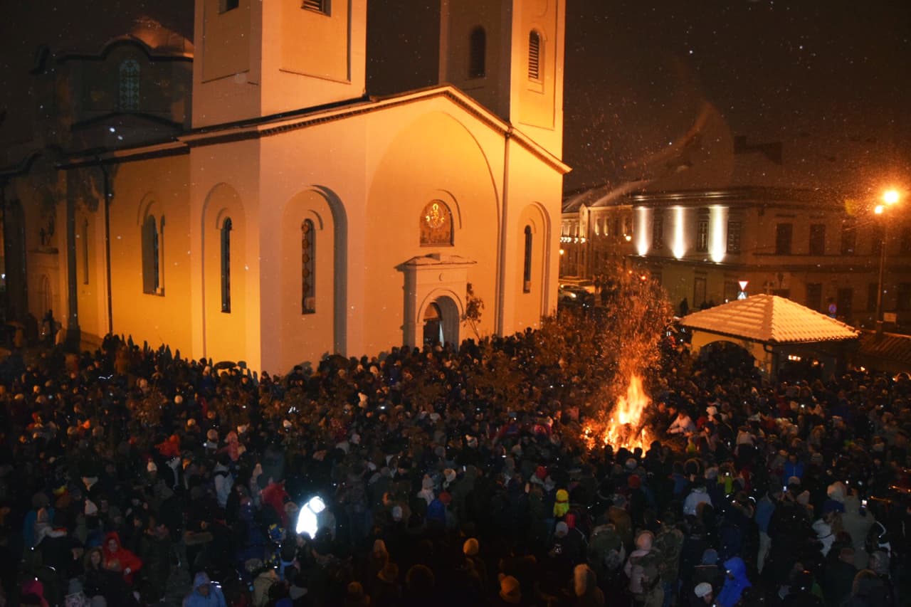 Paljenje badnjaka u porti Crkve Vaznesenja Gospodnjeg u Čačku (FOTO)