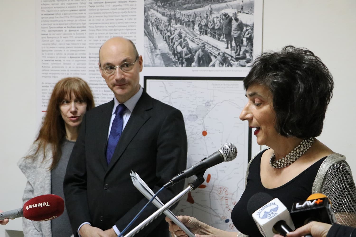Ambasador Francuske u poseti Čačku: Svečano otvorena izložba "Naša istorija, naša sećanja" (FOTO)