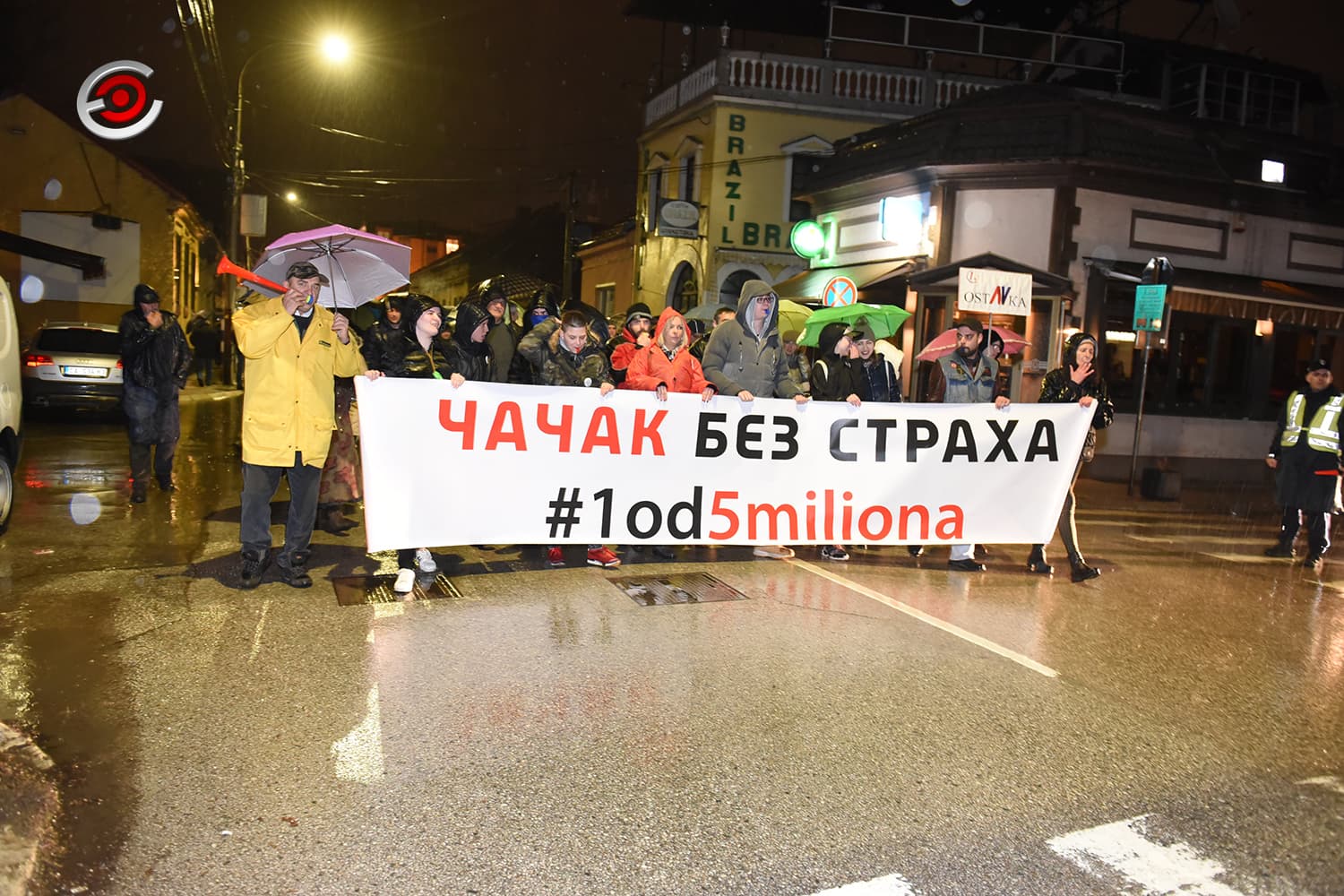 Šesti protest u Čačku uprkos jakoj kiši i vetru: Profesori, pištaljke, mladi i podrška iz Čikaga (FOTO)