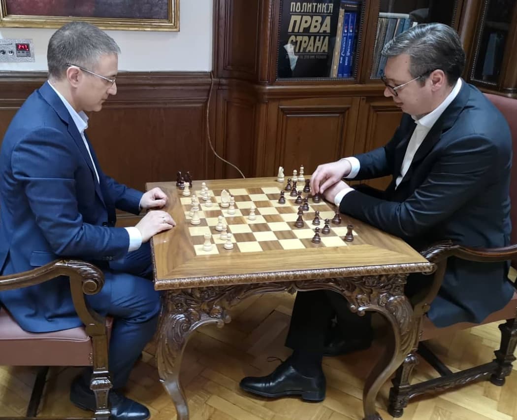 Građani napravili "živi lanac" oko predsedništva, Aleksandar Vučić igra šah sa Nebojšom Stefanovićem