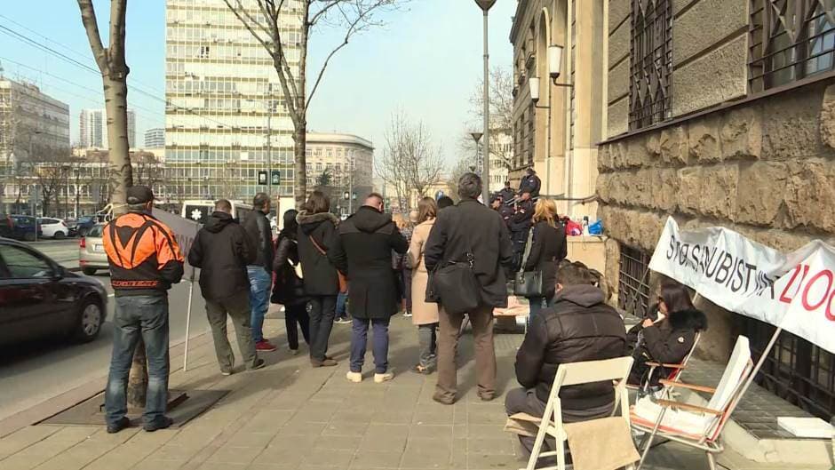 Štrajk glađu zaduženih u švajcarskim francima, jednom čoveku pozlilo