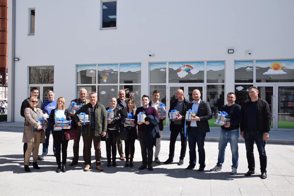 Čačanski naprednjaci poklonili nove knjige Gradskoj biblioteci (FOTO)