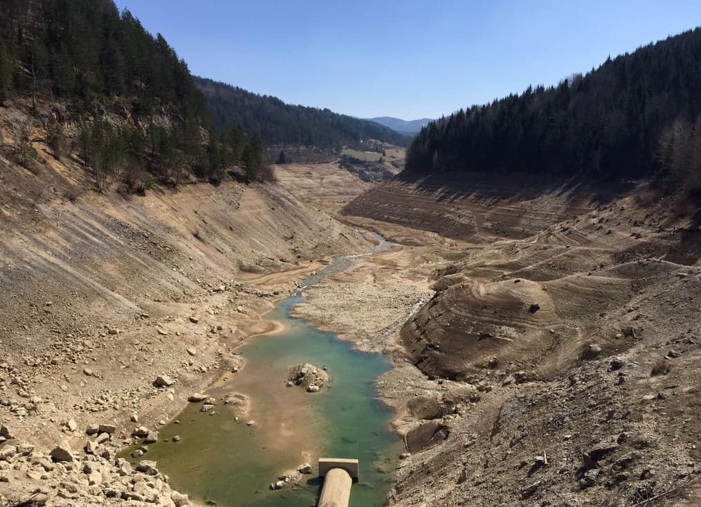 Nekada je ovo jezero bilo DRAGULJ SRBIJE, a sada je HOROR FILM: Isplivale kuće, crkve i grobovi (FOTO)