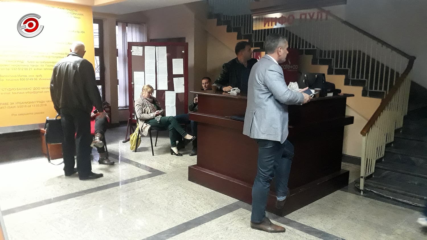 Čačanski naprednjaci stali u odbranu Skupštine grada (FOTO)