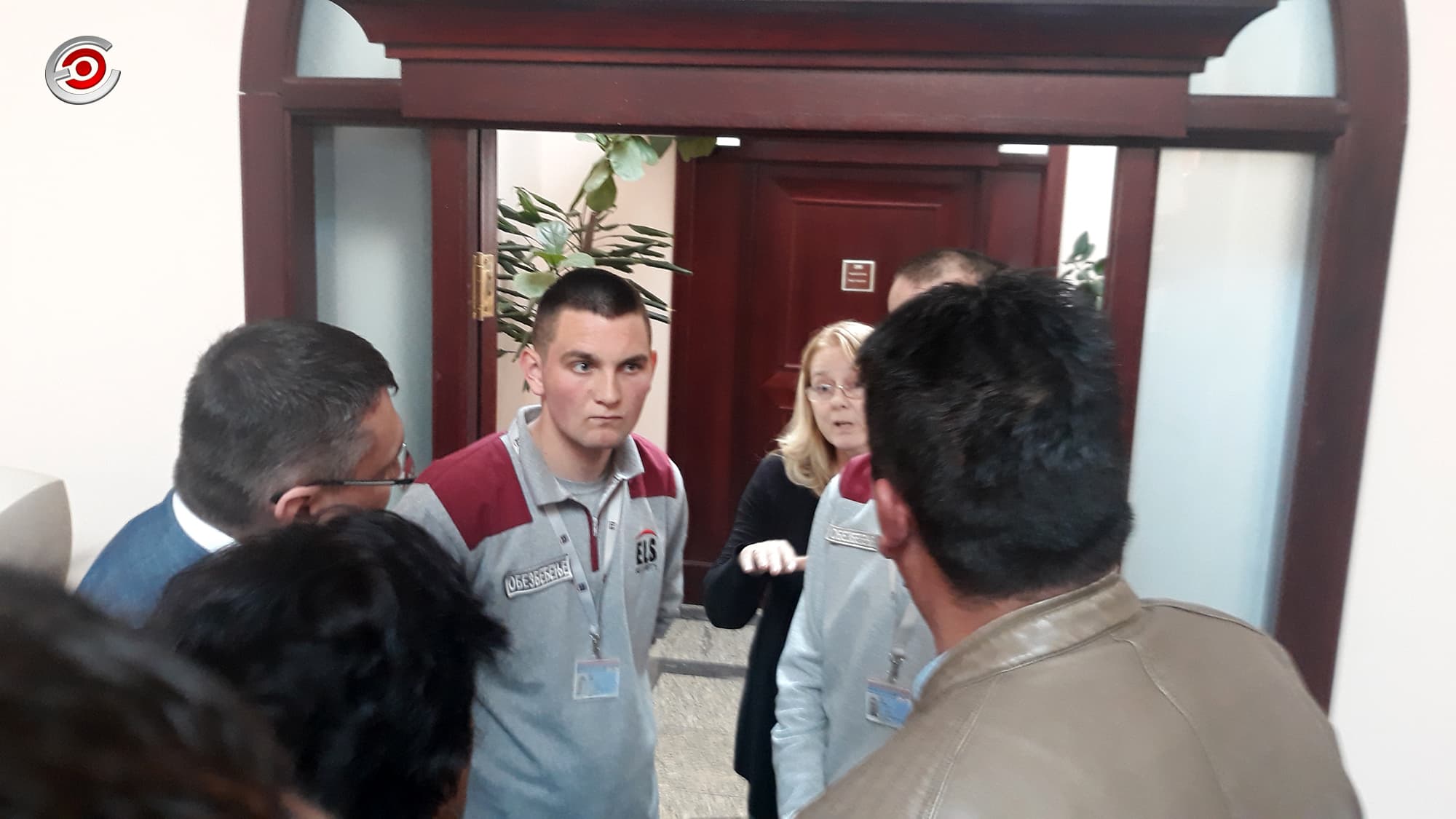 Obezbeđenje pokušalo da izbaci novinare iz zgrade Gradske uprave (VIDEO)