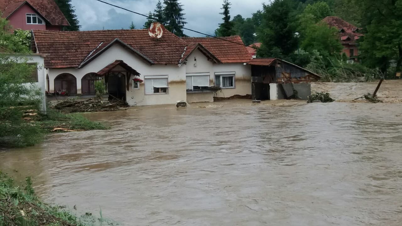 KATAKLIZMA U DRAGAČEVU: Poplavljeno desetine domaćinstava (FOTO)