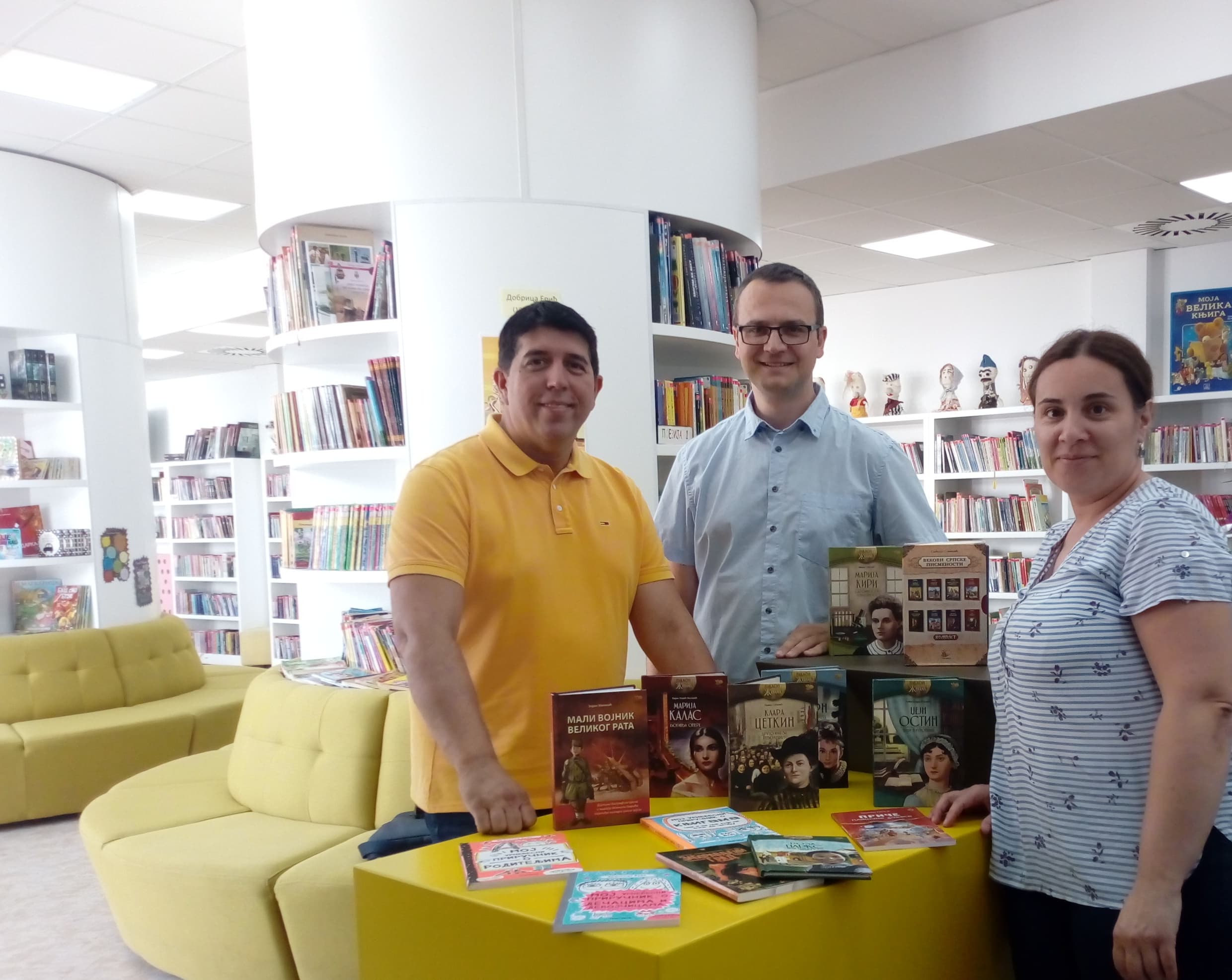 Pčelica sletela u Biblioteku sa poklonima