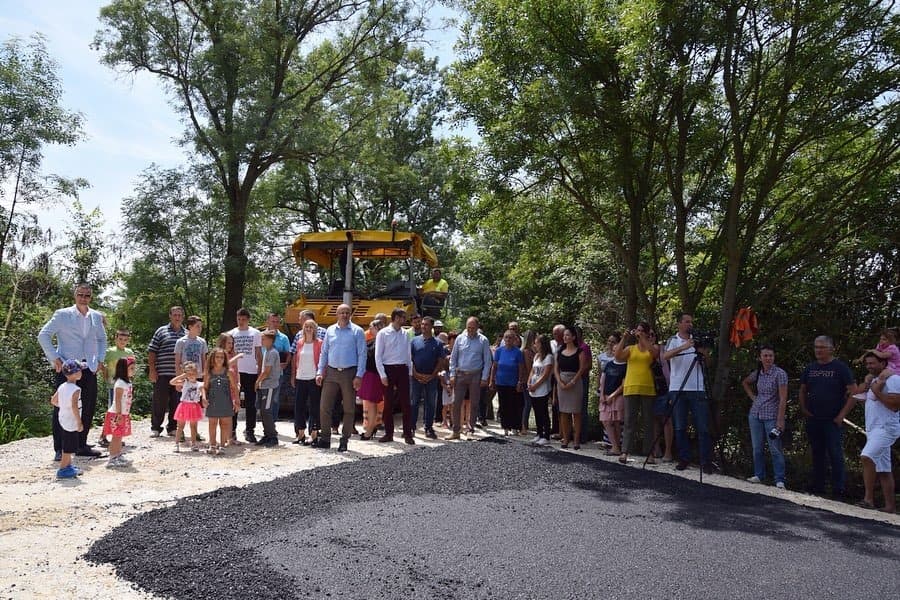 Gradonačelnik Čačka obišao radove na asfaltiranju puta u Kukićima