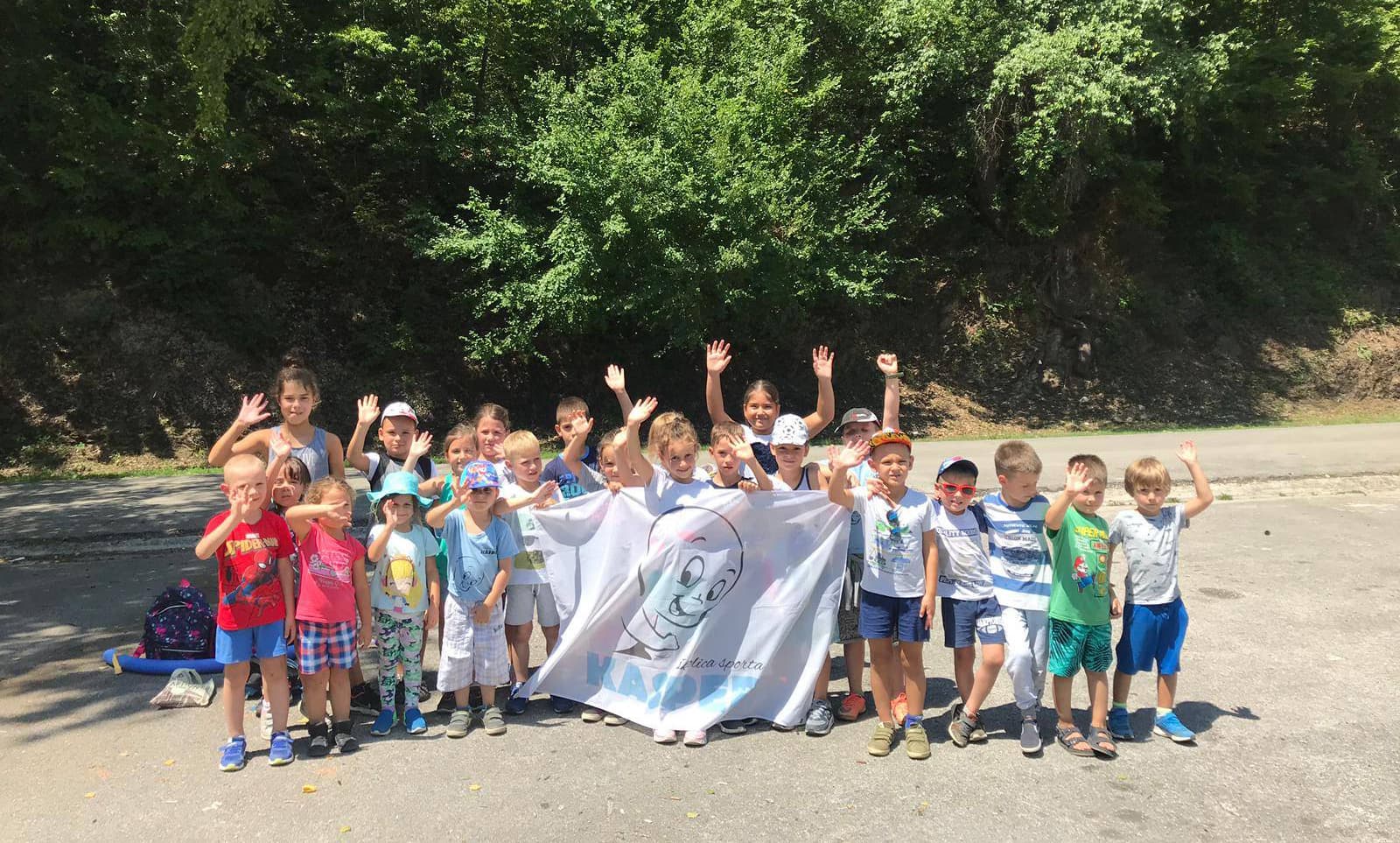 IZLET ZA PAMĆENJE: Vozom do Ovčar Banje na kupanje, logorovanje, ručak u prirodi i u šetnju (FOTO)