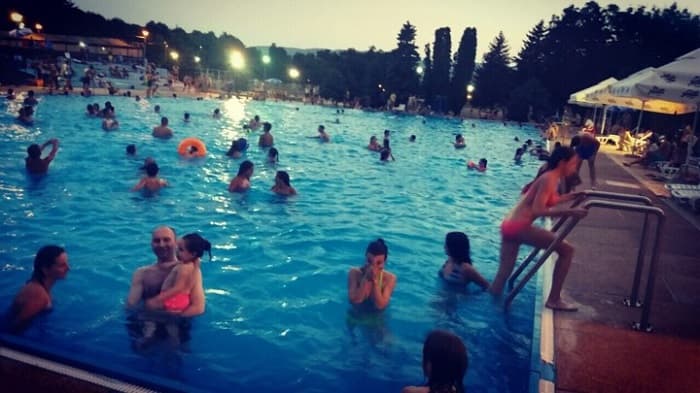 Besplatno noćno kupanje na bazenu u četvrtak