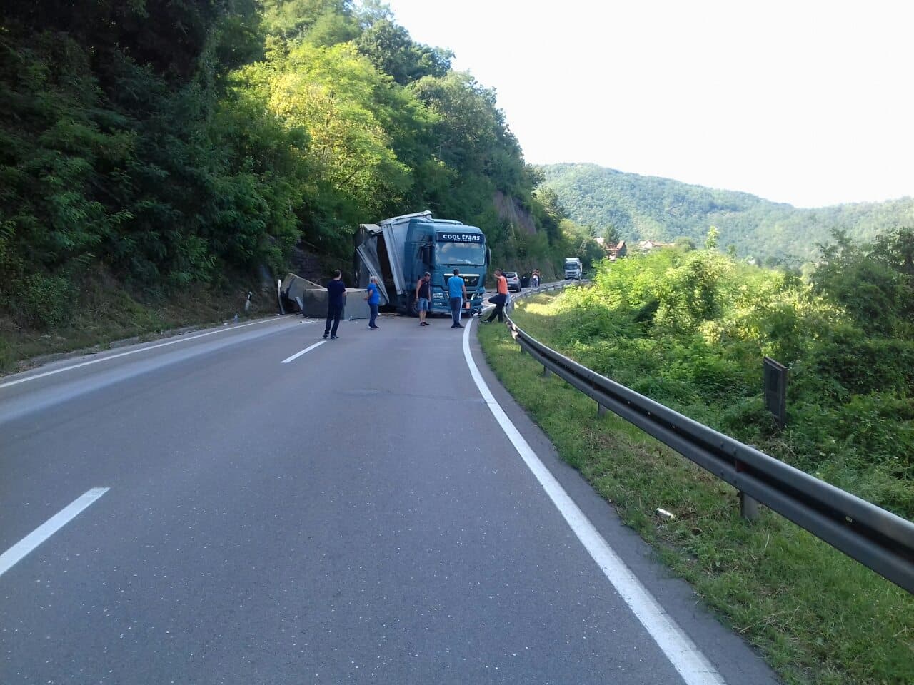 KILOMETARSKE KOLONE na putu kod Međuvršja zbog dve saobraćajne nezgode, počelo propuštanje vozila jednom trakom